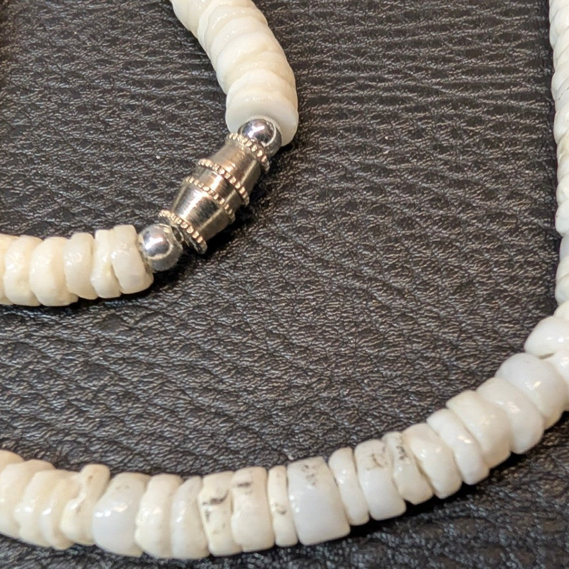 Vtg White Shell Heishi Bead Necklace 18" Cream Boho Barrel Clasp Beach Jewelry