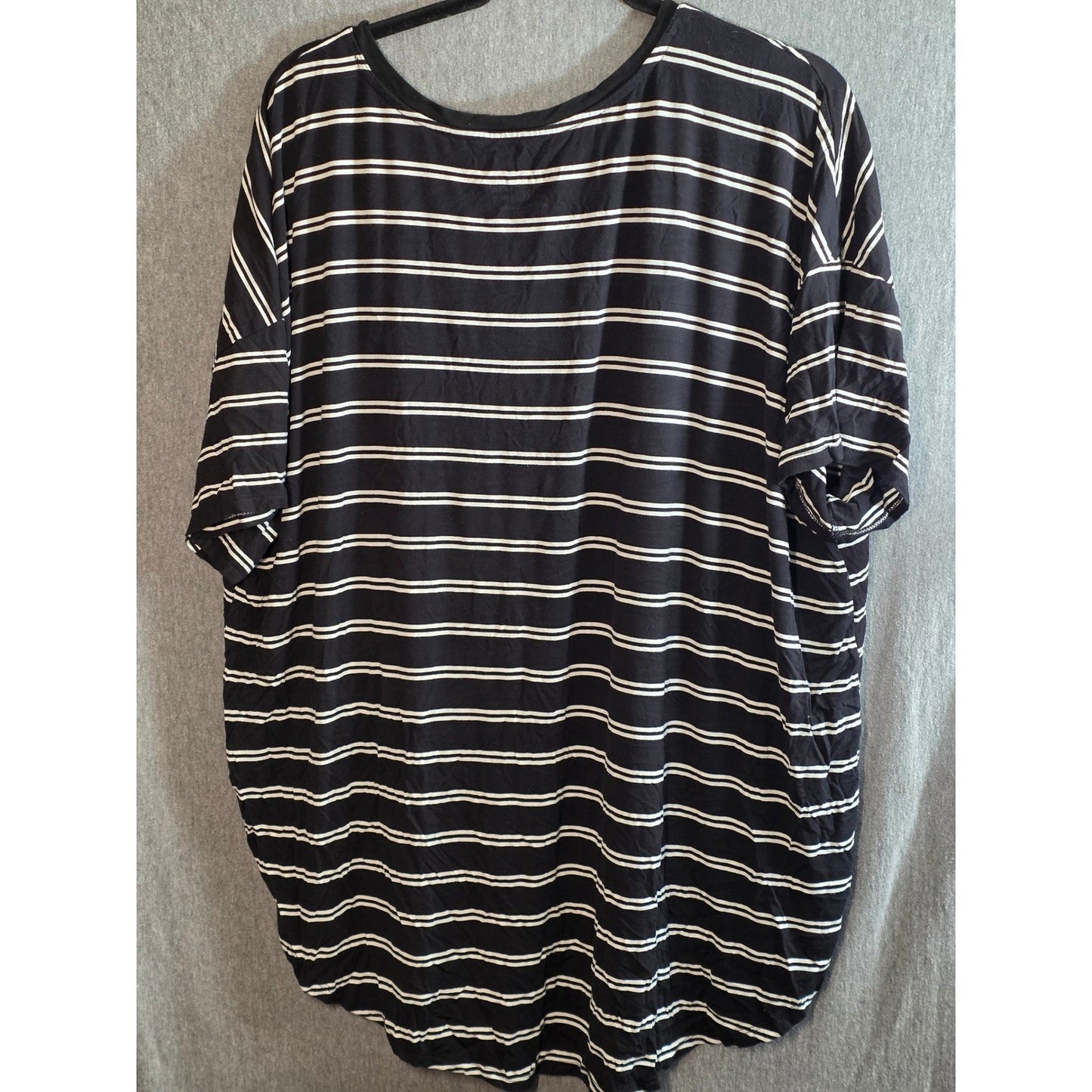 Time and Tru Striped V-Neck T-Shirt Womens XXXL 22 Black White Short Sleeves