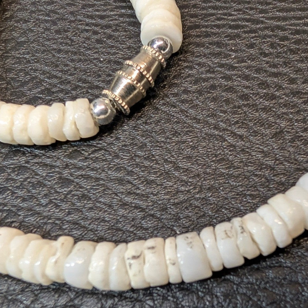 Vtg White Shell Heishi Bead Necklace 18" Cream Boho Barrel Clasp Beach Jewelry