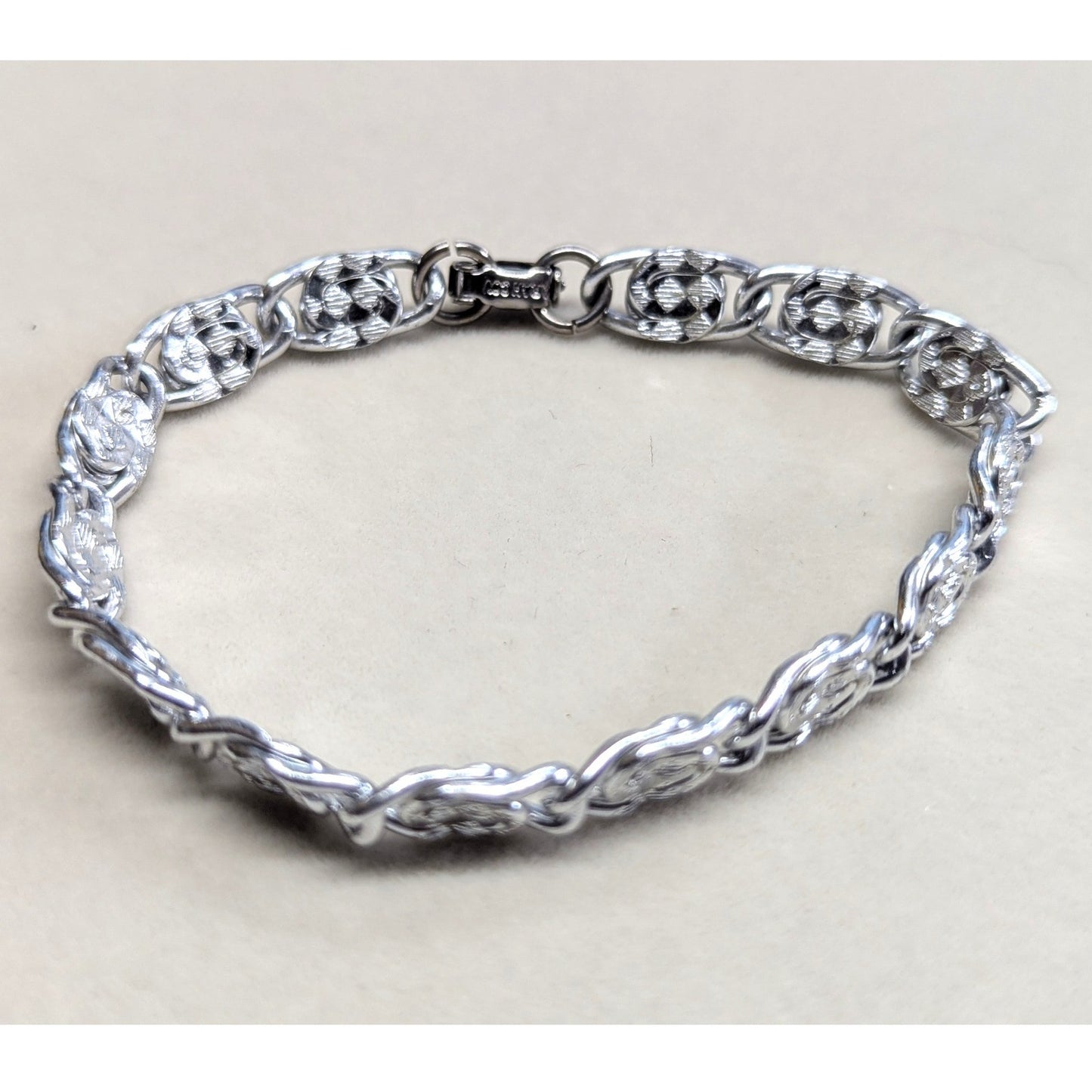 Vtg Sarah Coventry Link Bracelet Silvertone Textured Retro FoldOver Box Clasp