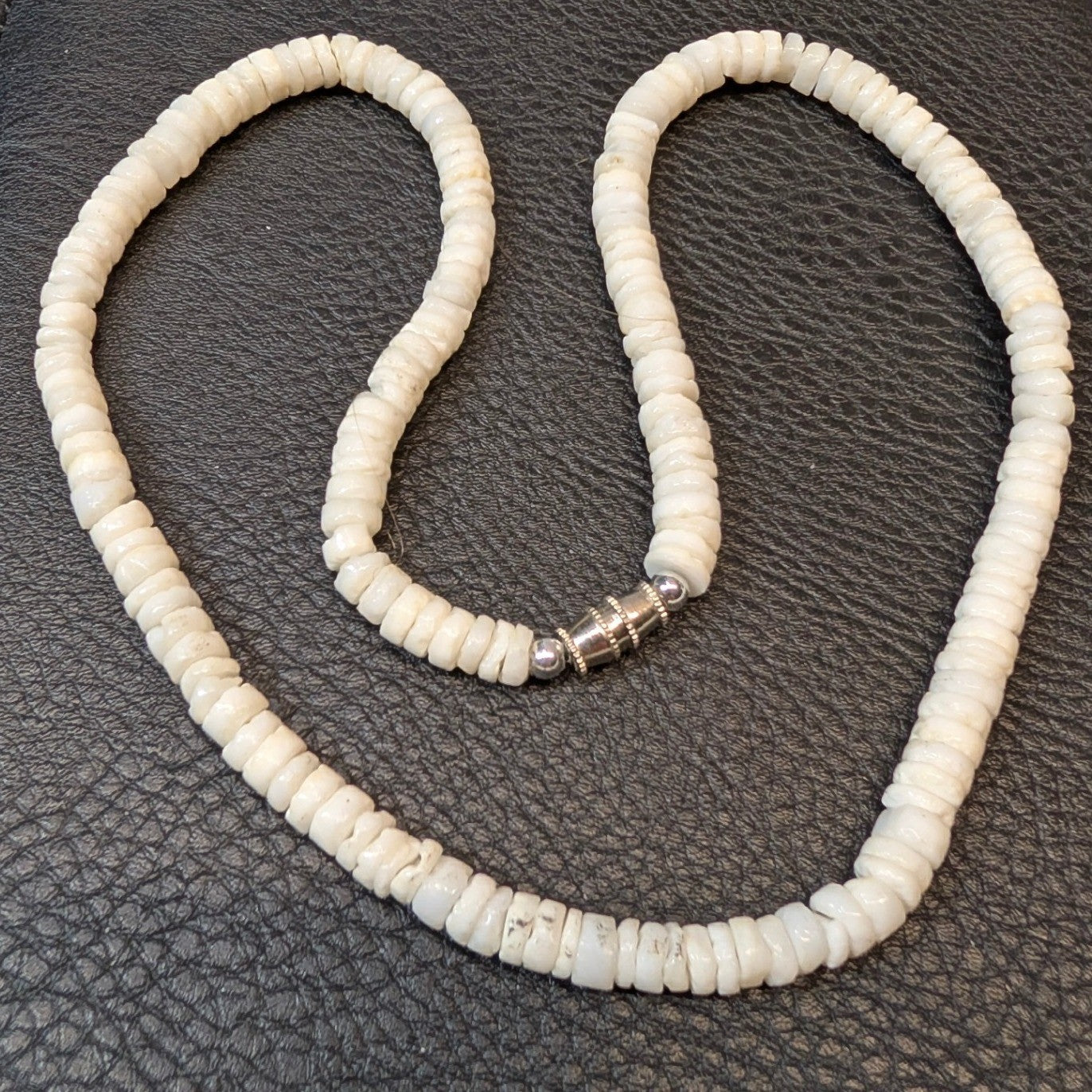 Vtg White Shell Heishi Bead Necklace 18" Cream Boho Barrel Clasp Beach Jewelry
