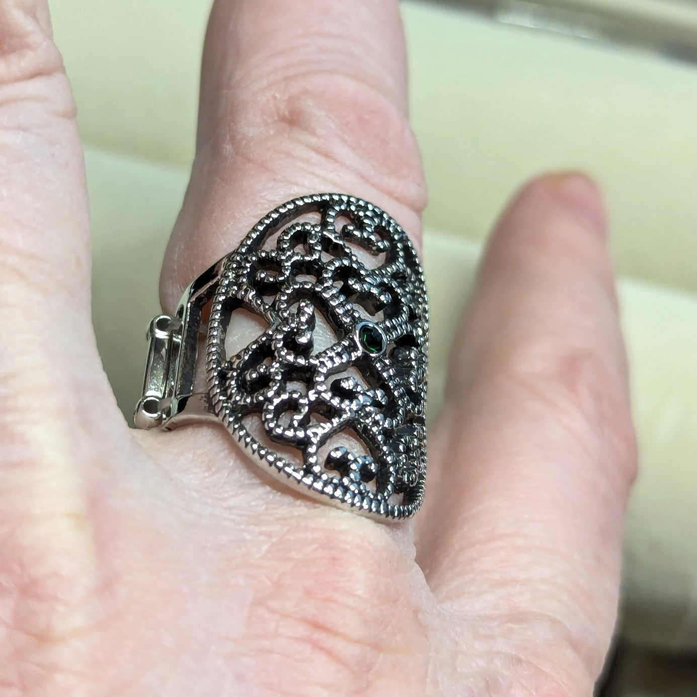New Filigree Shield Ring SilverTone Green Rhinestone Stretch Band Plus Size Oval